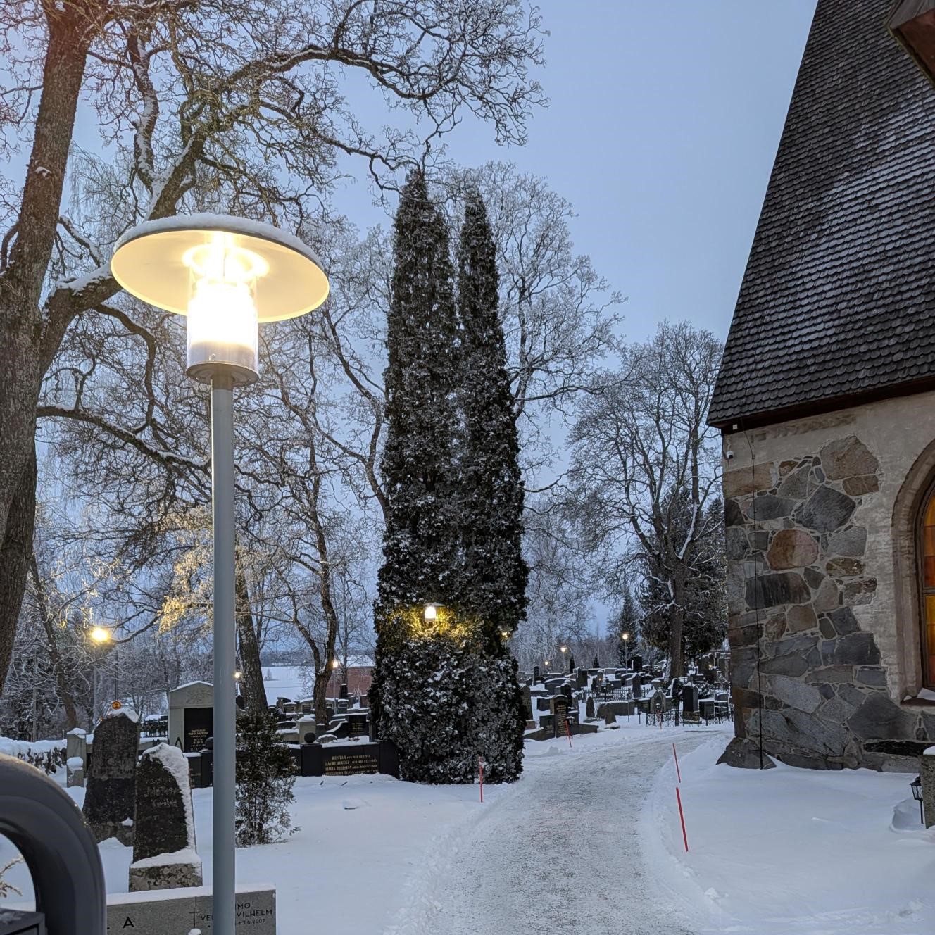 Lempäälän seurakunnan kirkkomaalla on uusittu valaistus.