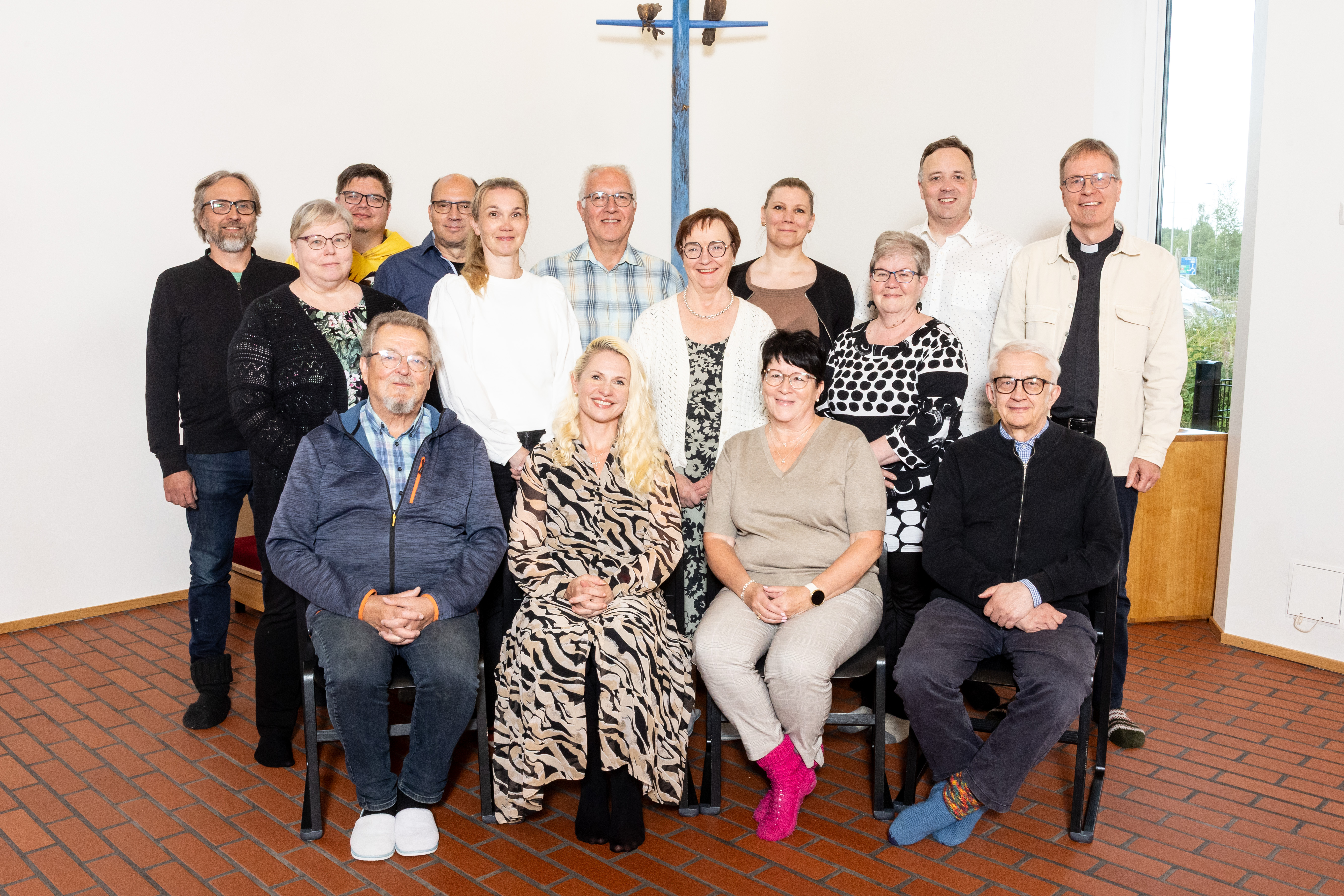 Kirkkoneuvosto yhteiskuvassa Sääksjärven seurakuntatalo Sataman alttarin luona.