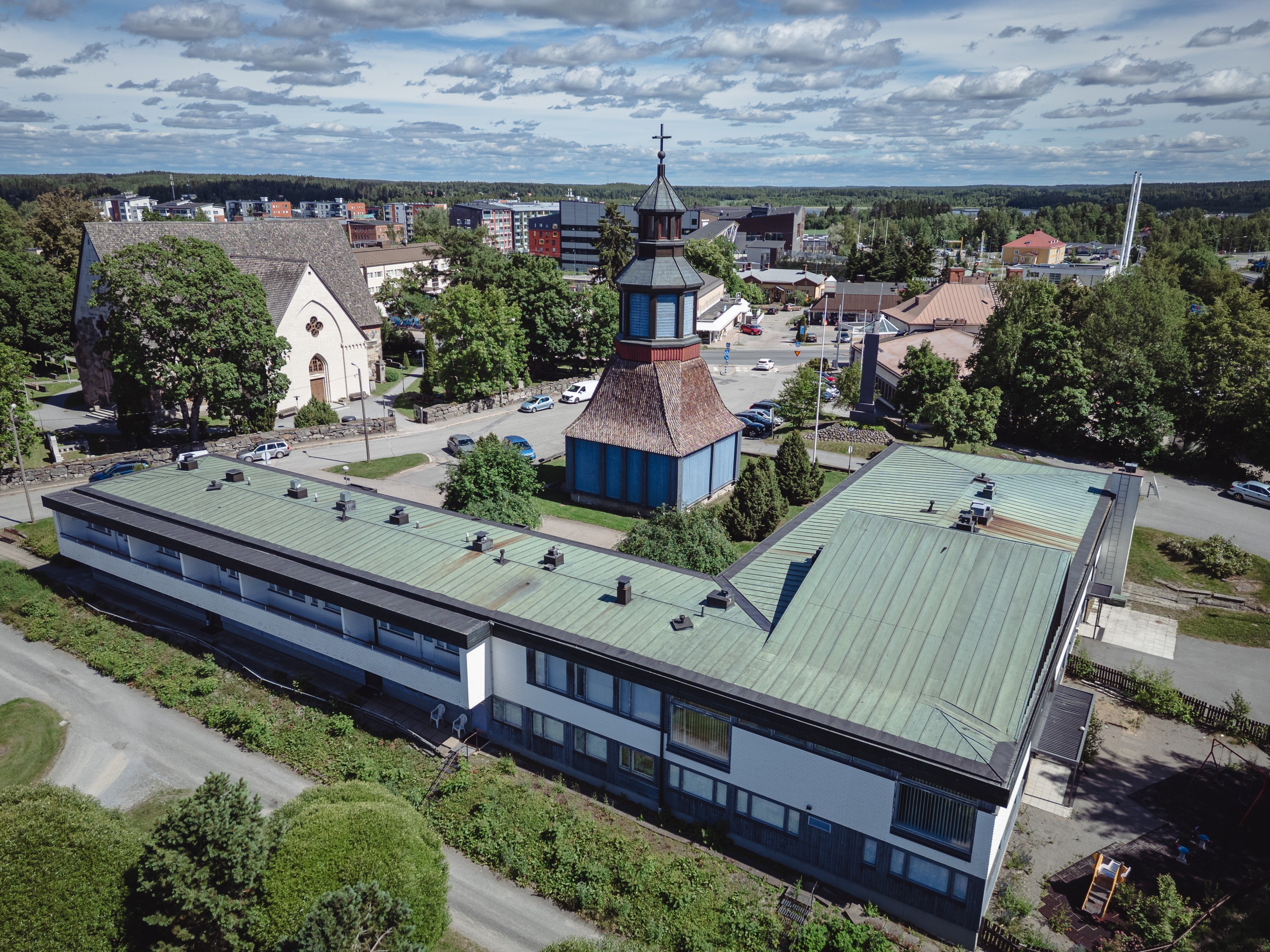 Ilmakuva Lempoisten seurakuntatalosta kohti tapulia, kirkkoa ja Lempäälän keskustaa.
