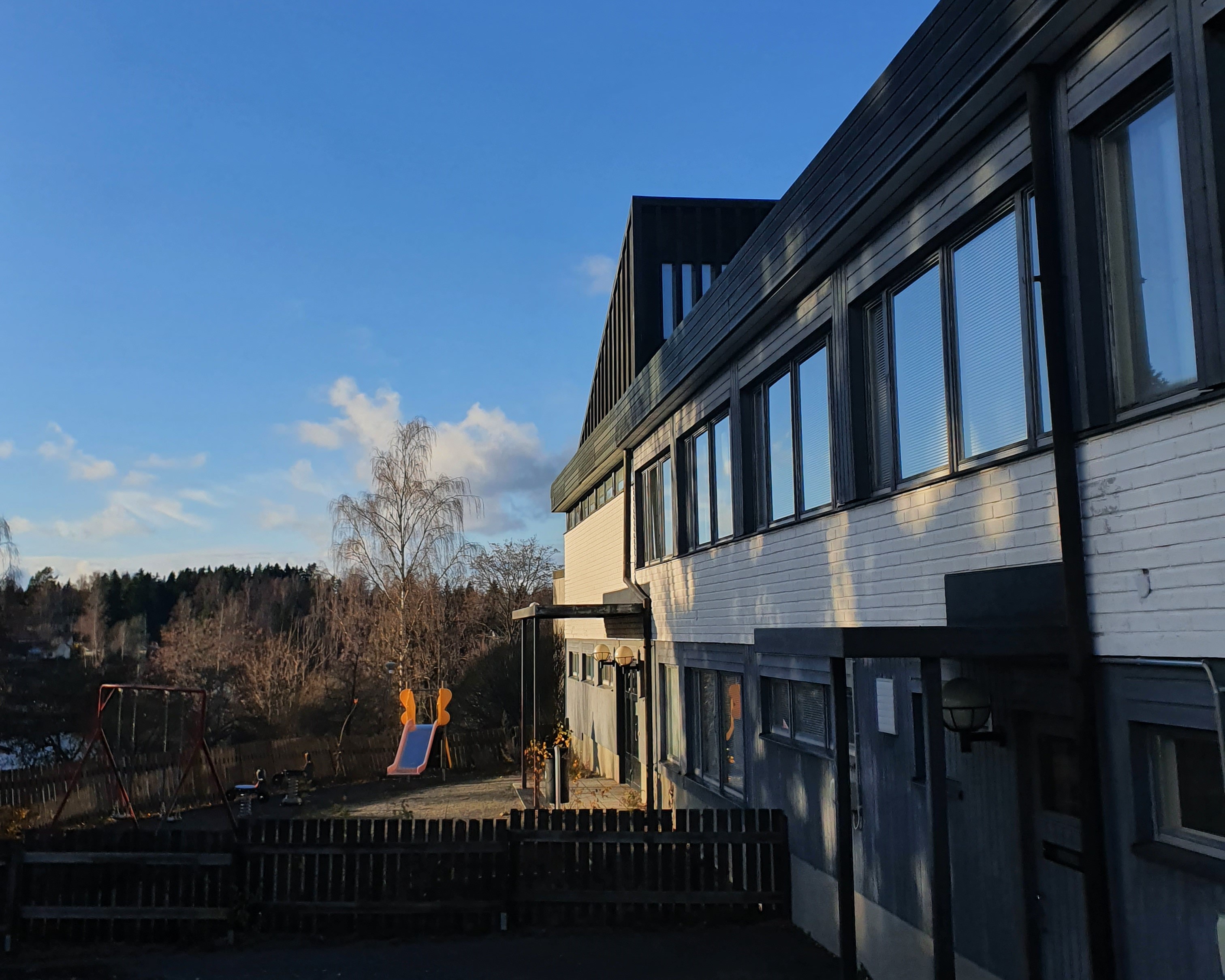 Lempoisten seurakuntatalo etelästä päin katsottuna