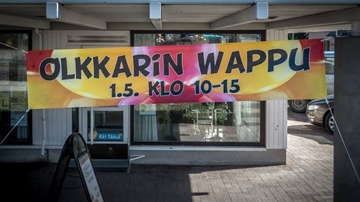 Kahvilan edessä ulkona banderolli, jossa teksti: Olkkarin Wappu 1.5. klo 10-15