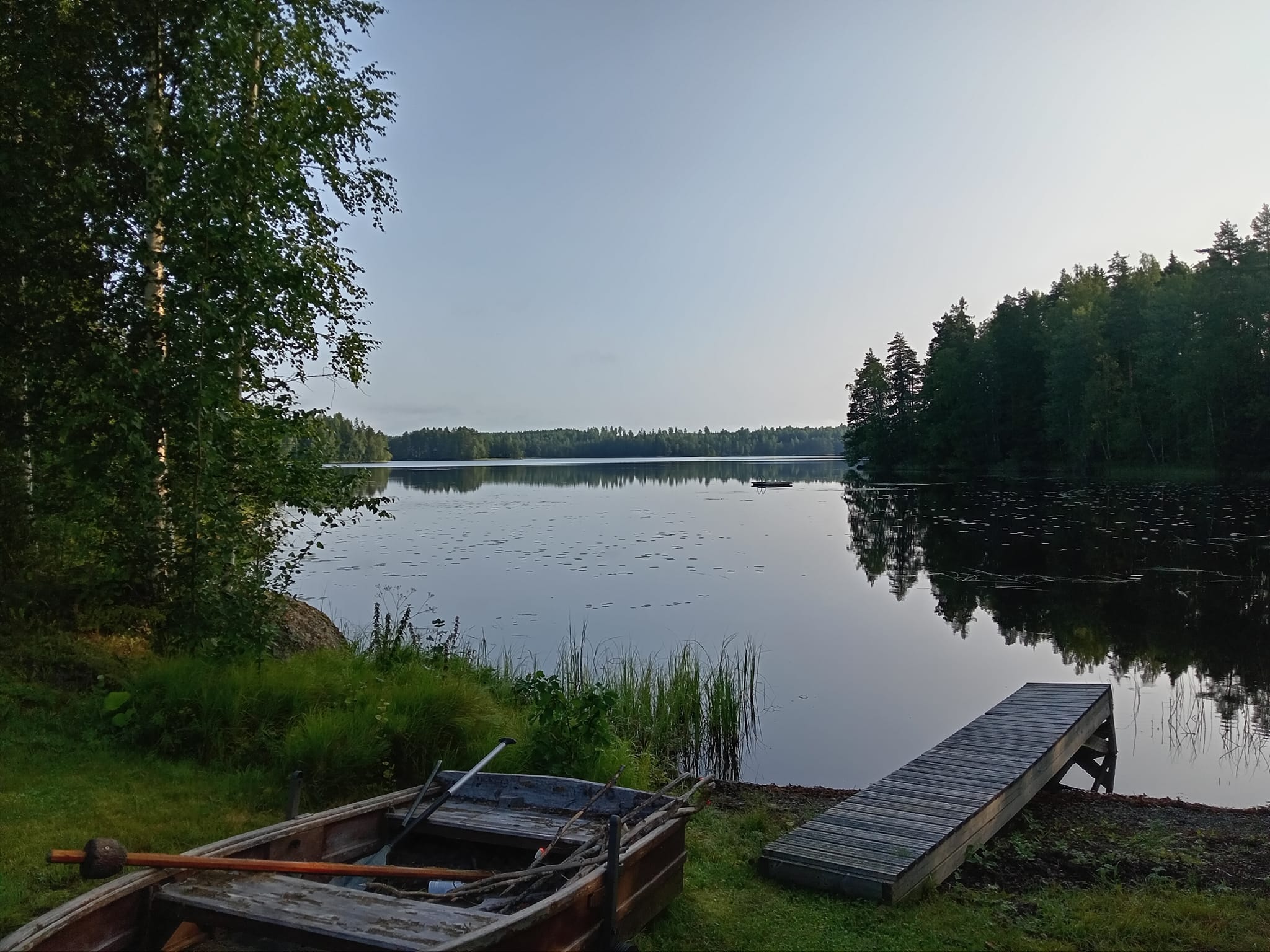 Laituri ja vene järvimaisemassa