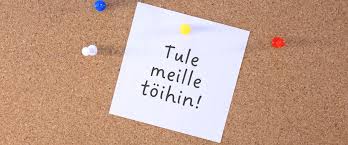 Mainoskuva, jossa korkkitaululla lappunen, jossa lukee: Tule meille töihin!