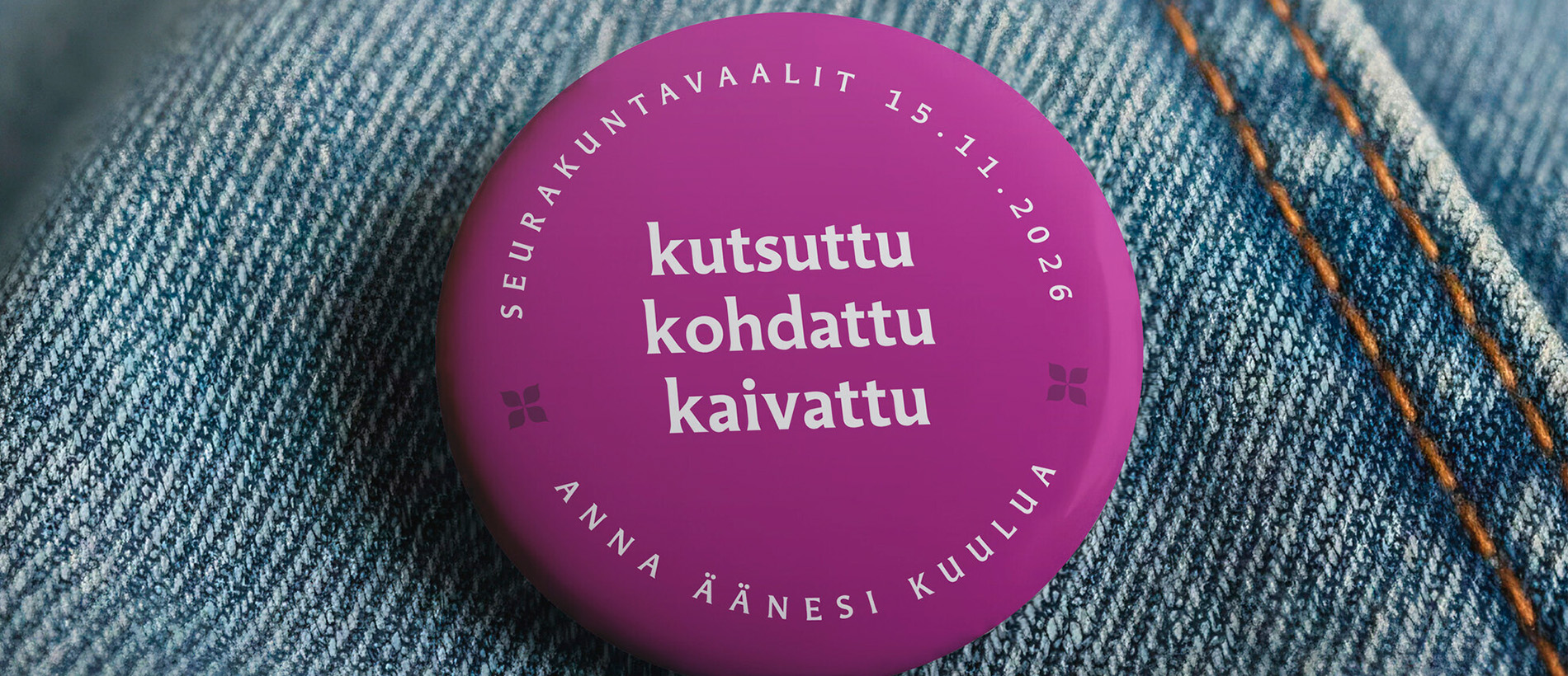 Seurakuntavaalien kampanjakuva: farkkukankaan päällä purppuran värinen rintanappi jossa teksti
