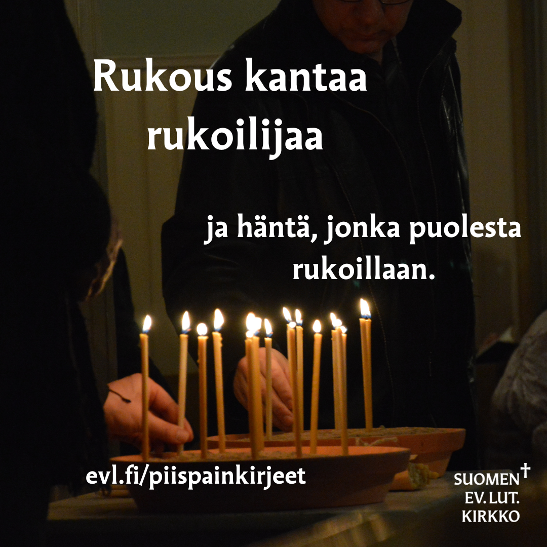 Kuvassa kirkon hämärässä sytytetty useita kynttilöitä rukoilijan ja rukouksen tueksi.