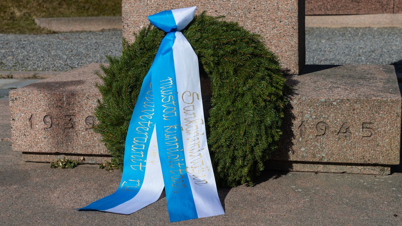 Seppele sankariristin juurella.