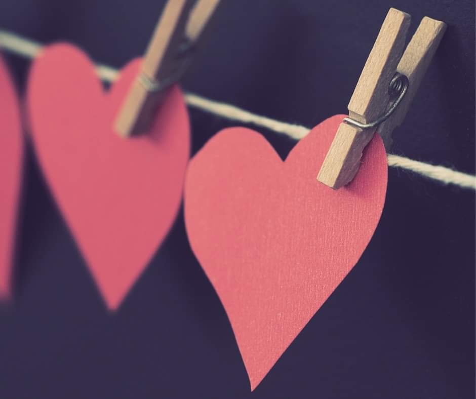 Lempäälä Love 2.0 -rakkauslauluilta (myös suorana verkossa!) Punaisia pahvisydämiä pyykkinarulla