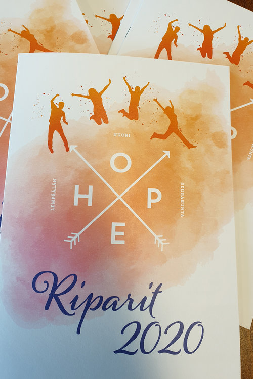 Rippikouluesitteen kannessa on hyppiviä ihmishahmoja, niiden alla teksti HOPE sekä alla teksti Riparit 2020.