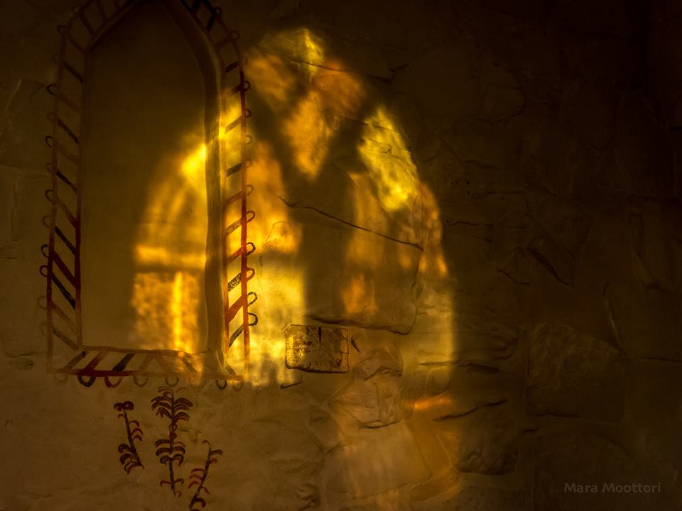 Ikkunasta heijastuvaa valoa Pyhän Birgitan kirkon seinällä.