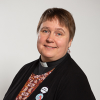 Vt. seurakuntapastori Manta Jutila henkilökuvassa.