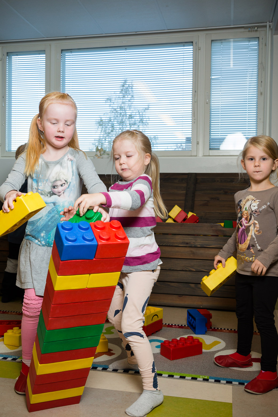 Lapset rakentelevat jättilegoilla Lempäälän seurakunnan päiväkerhossa