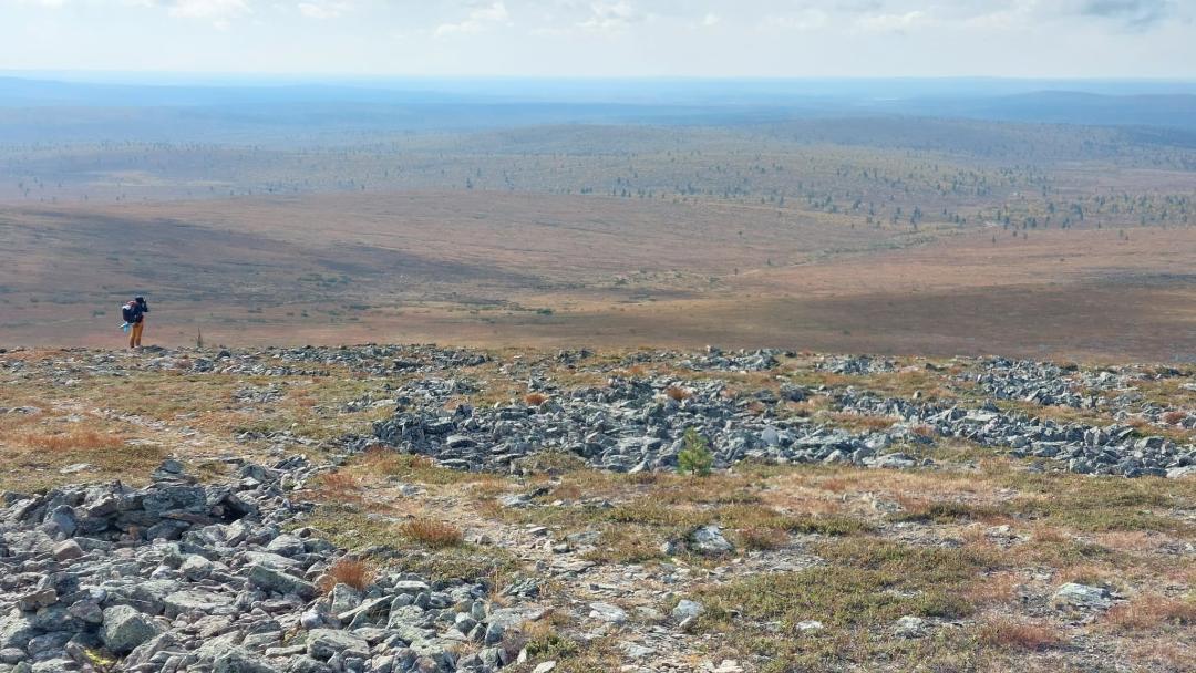 Etualalla rakkakivikkoa, muuten pelkkää tunturiylänköä ja taivasta.