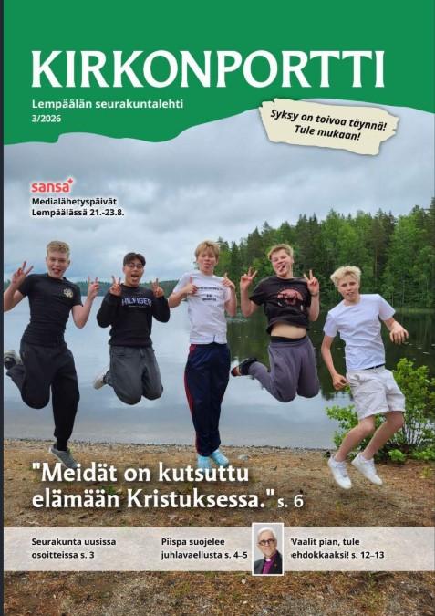 Seurakuntalehti Kirkonportin kanssa, jossa nuoret hyppivät ilmaan hienossa järvimaisemassa.