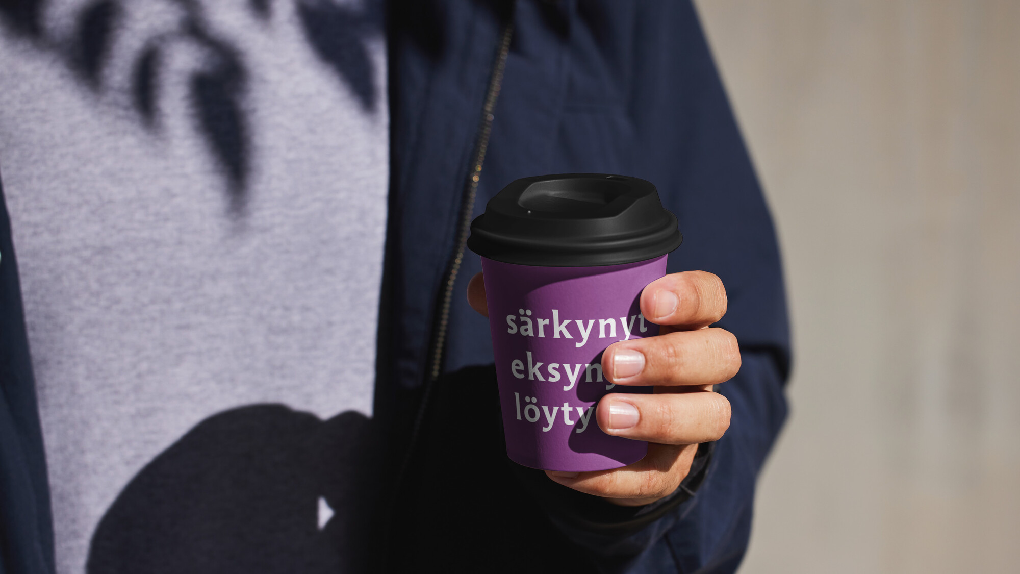 Seurakuntavaalien mainoskuva, jossa käsi pitelee pahvimukia, ja siinä teksti: särkynyt, eksynyt, löytynyt.