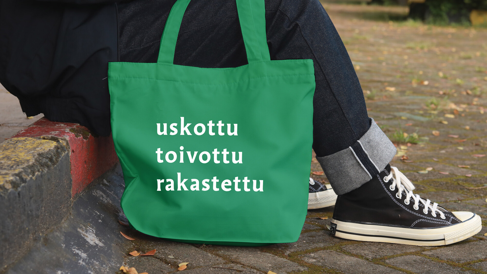 Seurakuntavaalien mainoskuva, jossa vihreä laukku, jossa teksti: uskottu, toivottu, rakastettu