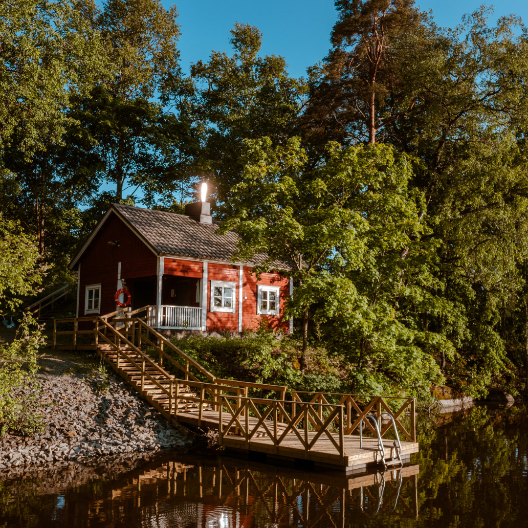 Ilmakuva Vanhan pappilan punaisesta rantasaunasta ja laiturista, kuvattu Herralanvuolteelta (virralta).