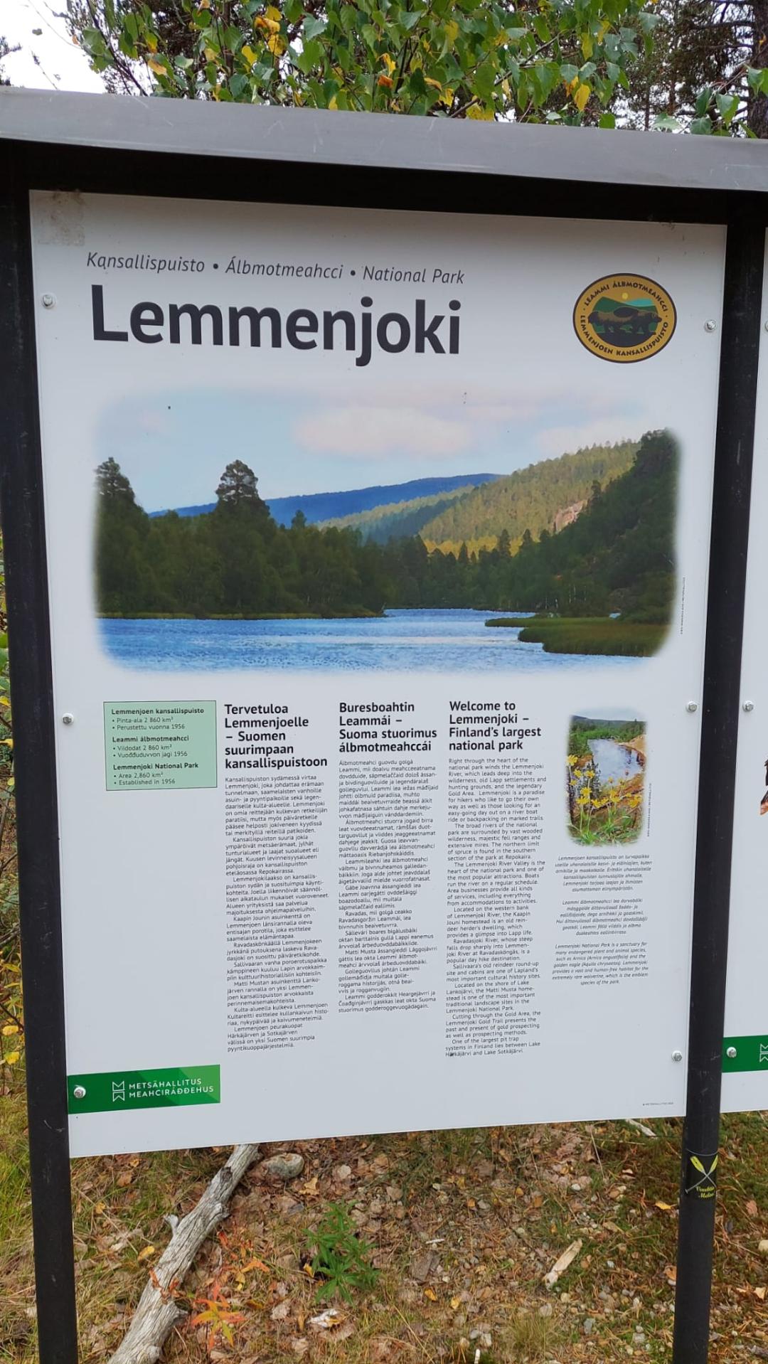 Lemmenjoen alueen opastaulu.