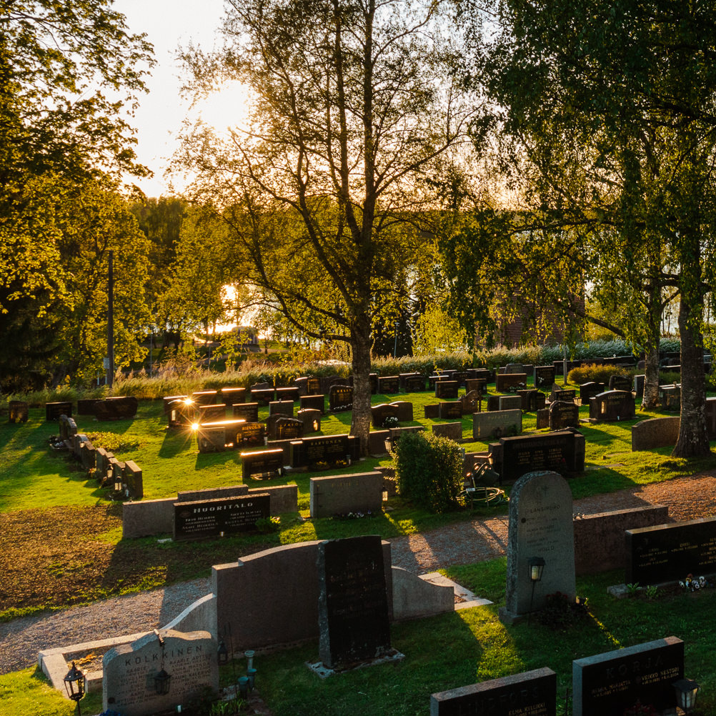 Kirkkohautausmaa ilta-auringossa 